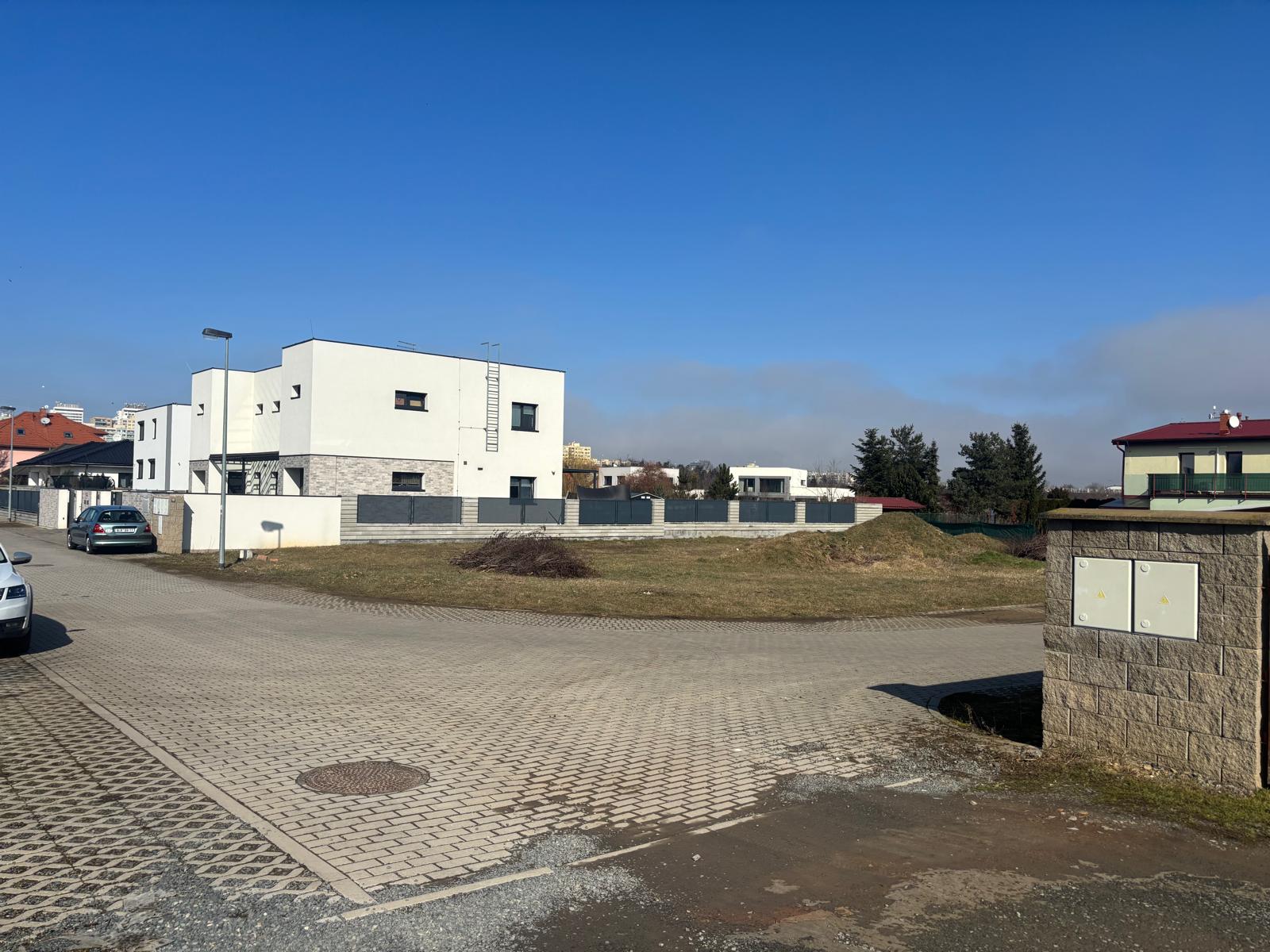 PŘIPRAVUJEME – Stavební pozemek 838 m² Praha 4 – Šeberov, ul. Vlasty Hilské